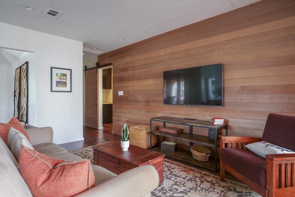 Luxurious Spanish House in a Scenic Neighborhood gallery image 3