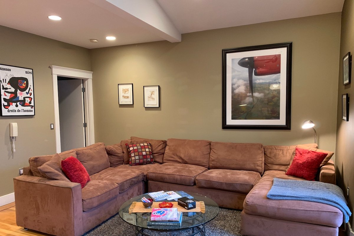 Huge 4BR/4BA Modern Mission Home with Deck & Yard gallery image 4