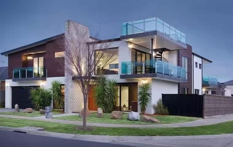 Cheerful lakeside home with beautiful lake view gallery image 2