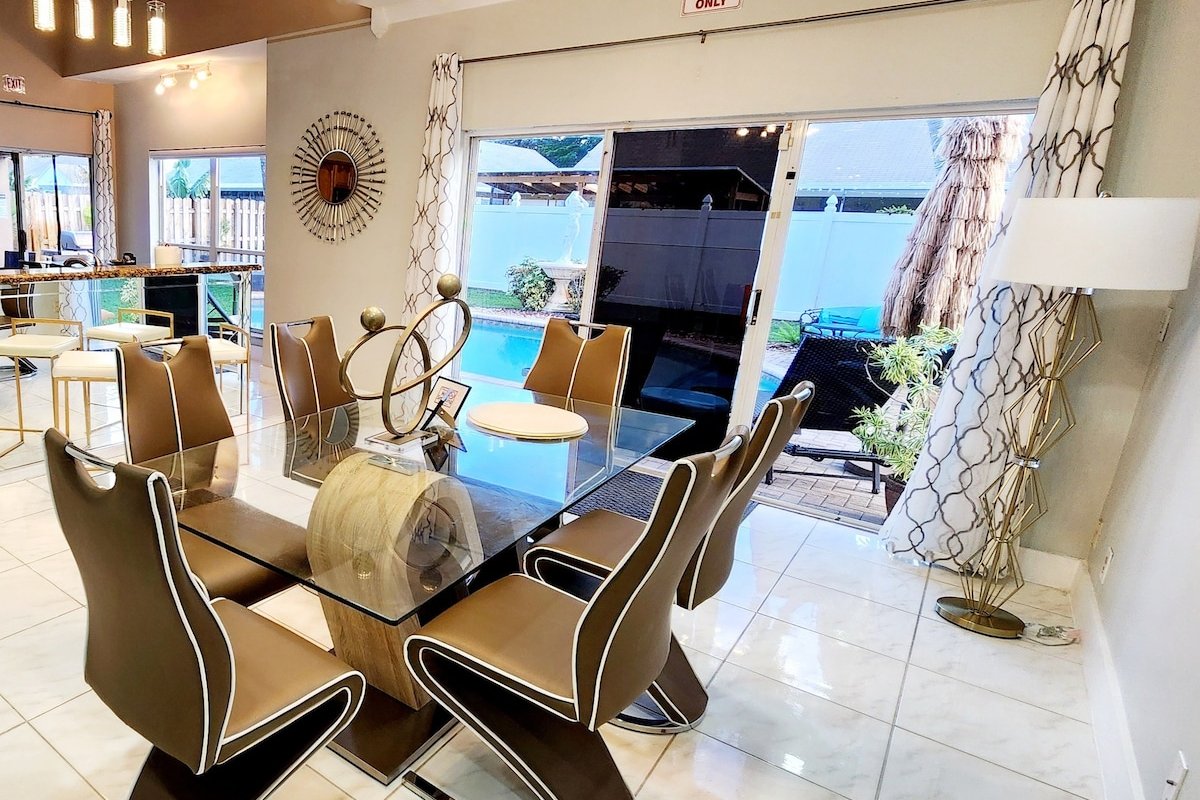 LUXE Resort: HR Stadium~W/Mini Beach~Pool~King Bed gallery image 5