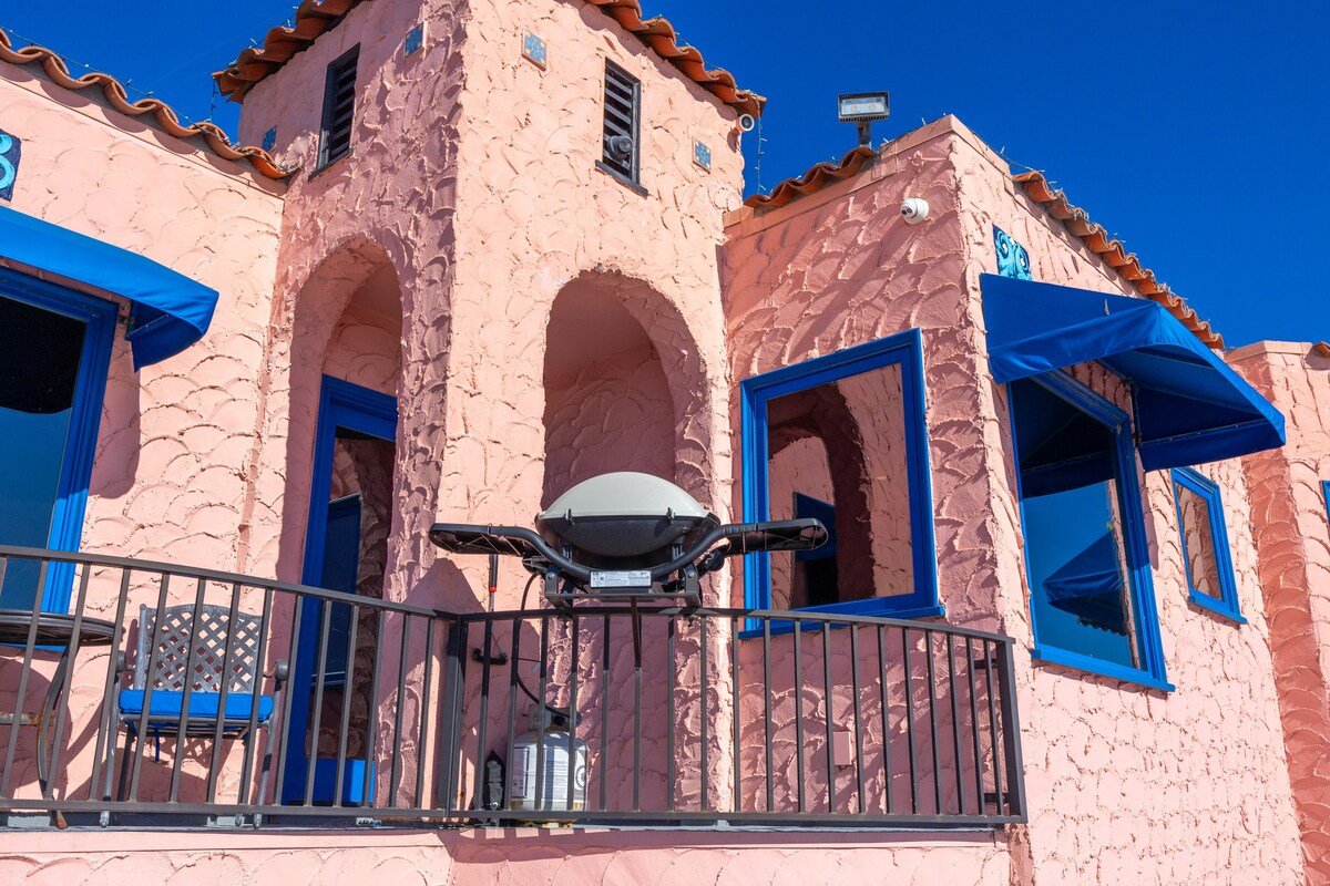 Pink Venetian (Upper Unit) gallery image 3