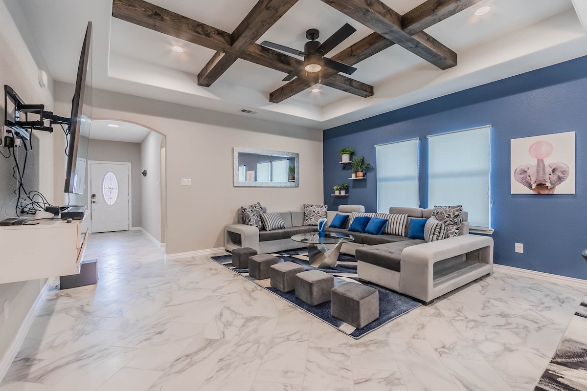 Modern Room Near Downtown, Zoo, Uptown & More gallery image 3