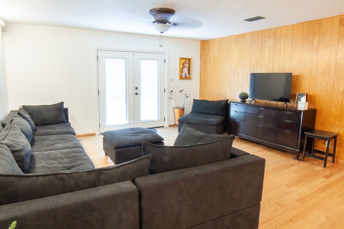 Artsy 1950s Downtown Vegas Home – Casa Bonita gallery image 3