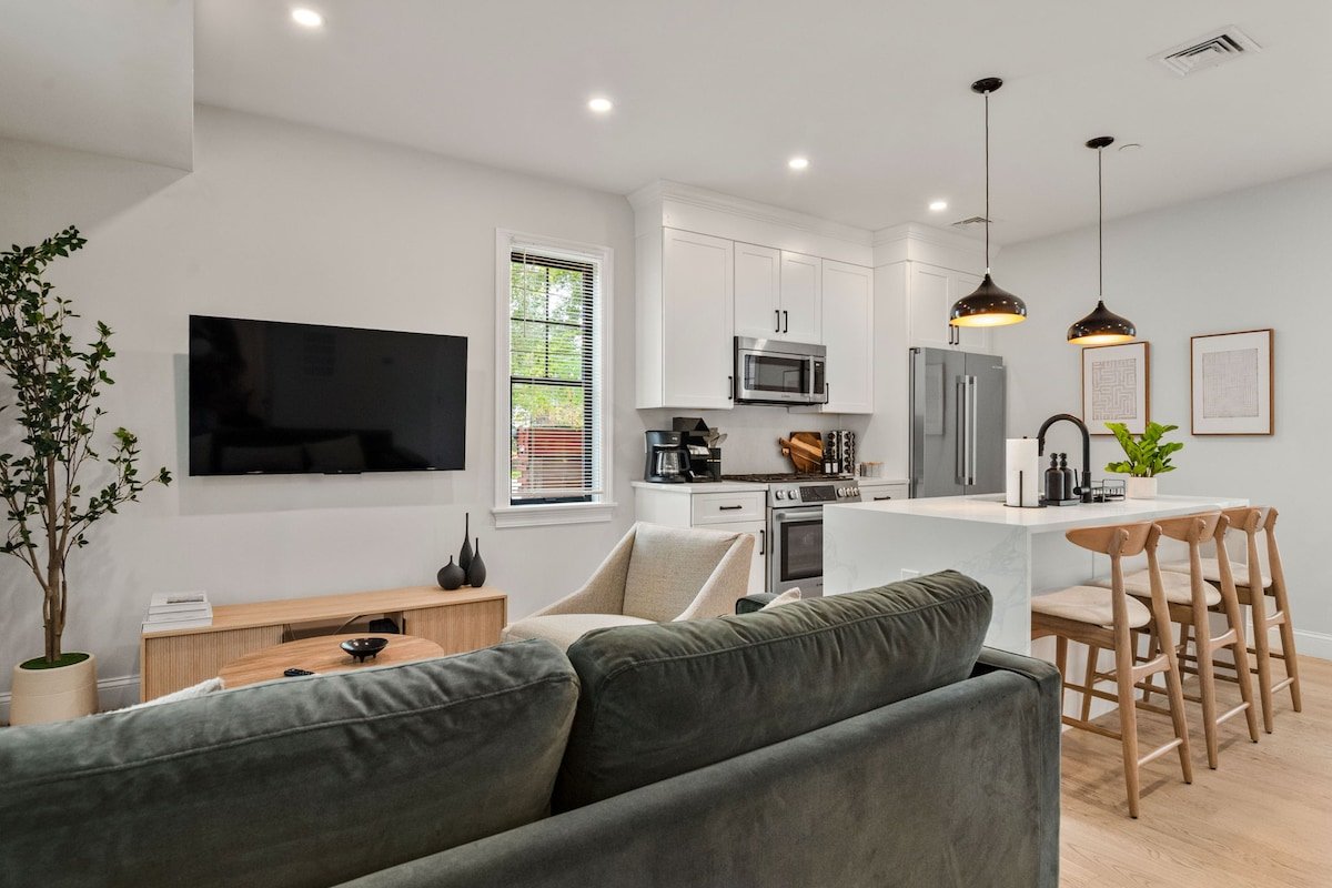 Modern 5B3B in Boston | Steps to the T gallery image 2