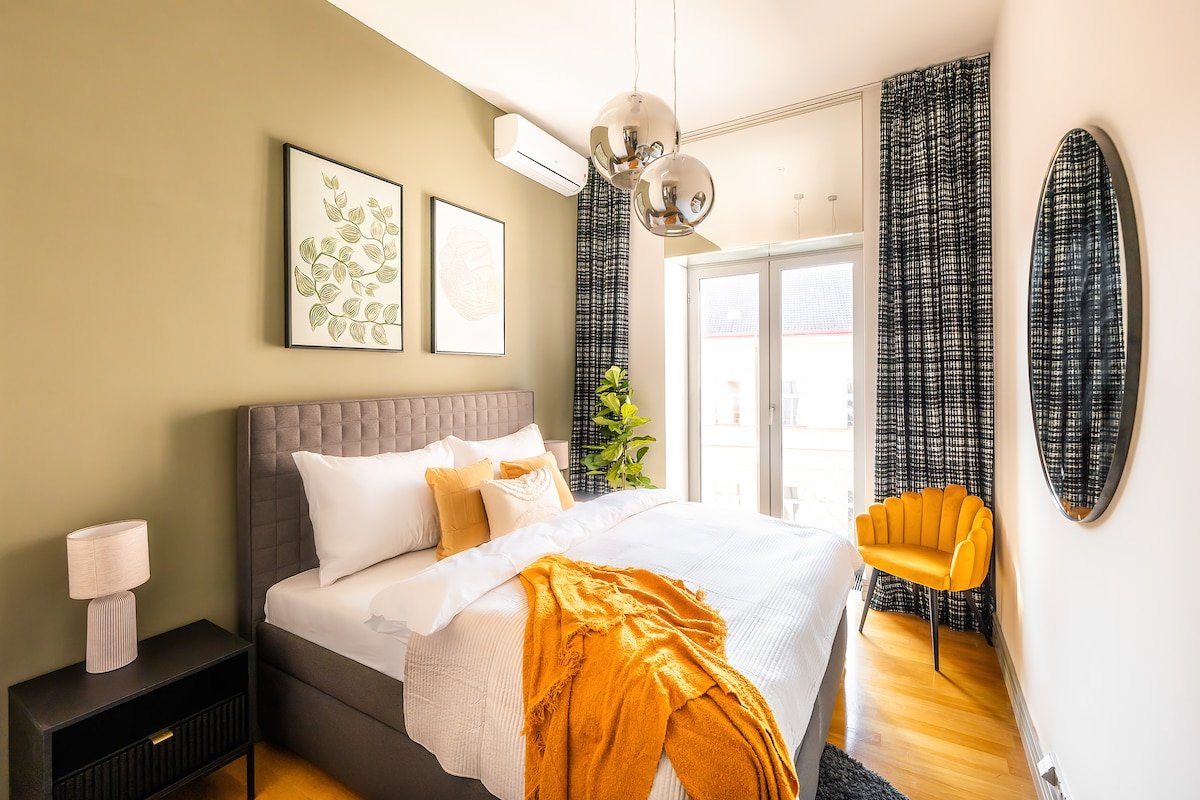 OLD TOWN 4BR James Bond Apartment + Terrace gallery image 4