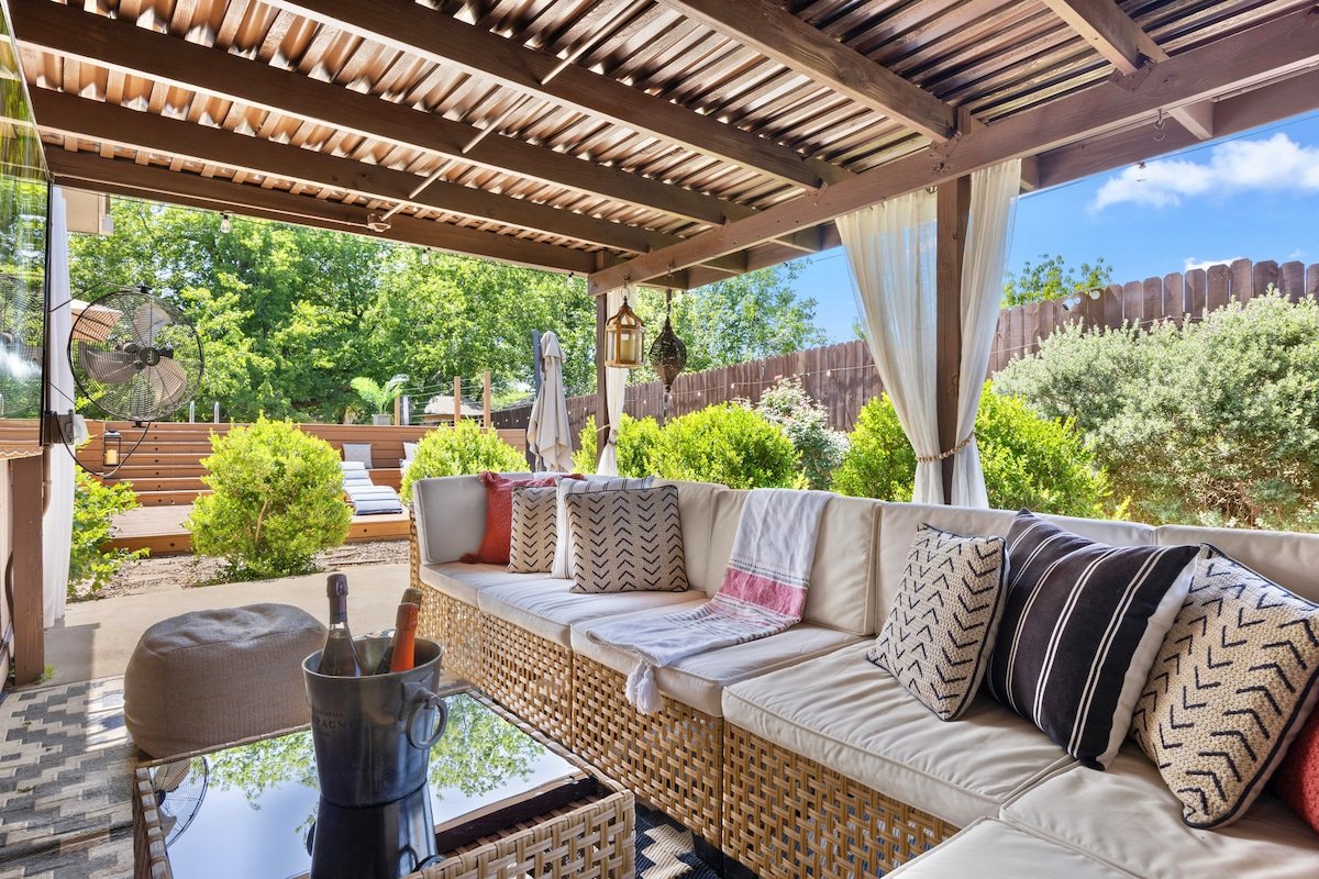 Hot Tub | Pool | Outdoor Movie Lounge | Spa Shower gallery image 5