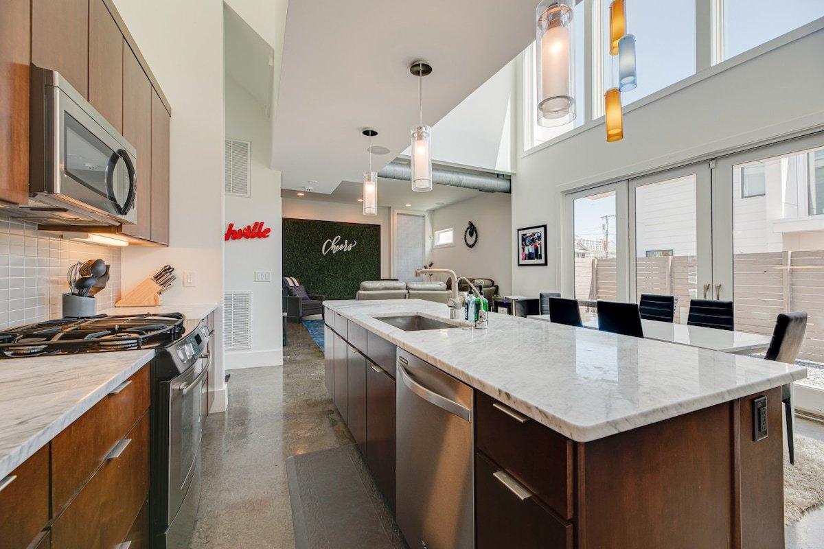 Dtown/Rooftop Hottub/Music Row/20ft ceiling/Gulch! gallery image 2