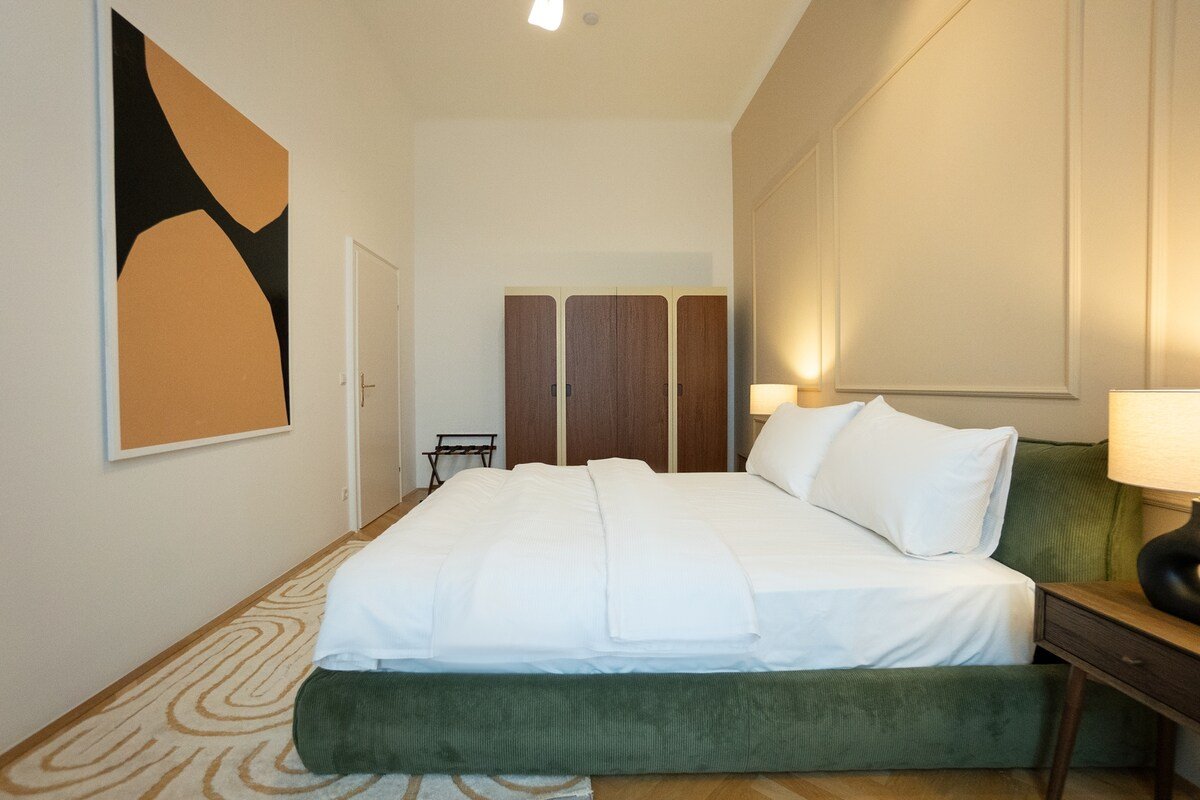 Chic 180m² 3BR Apt near Parliament, Self Check-in gallery image 4