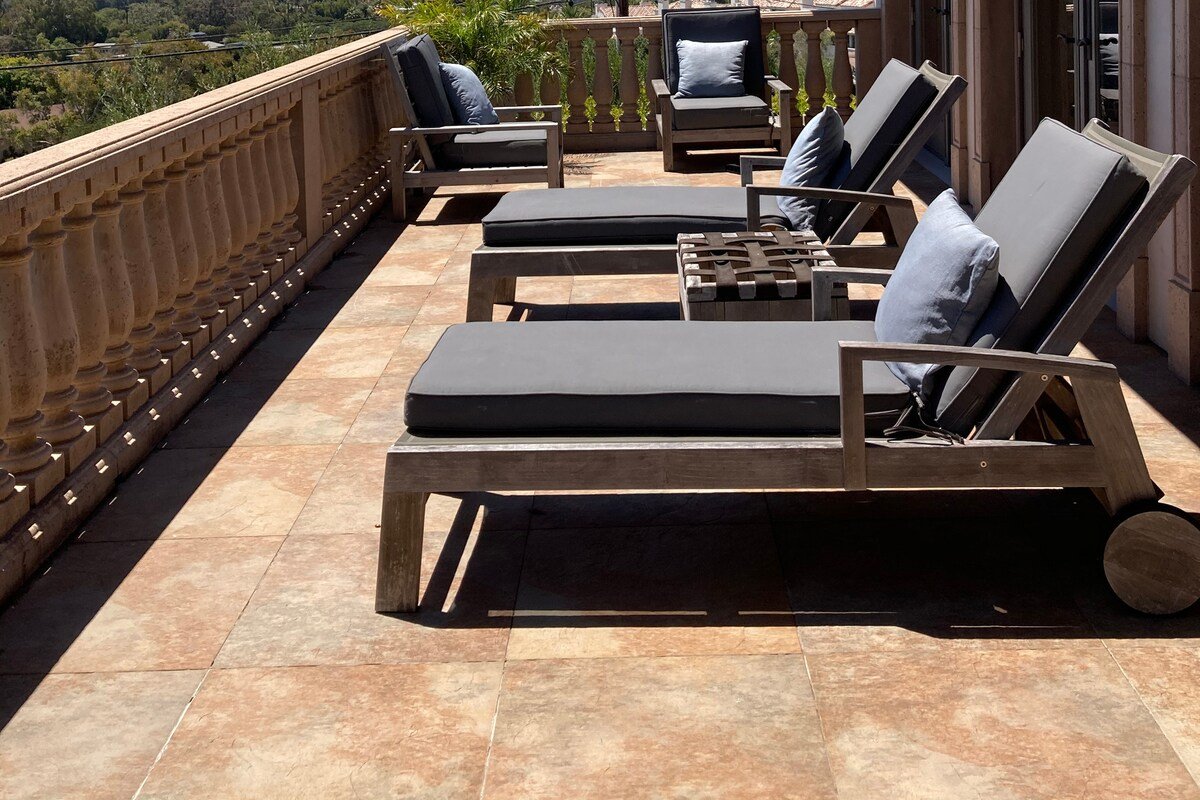 Elegant Spacious Italian Villa in Western Malibu gallery image 5