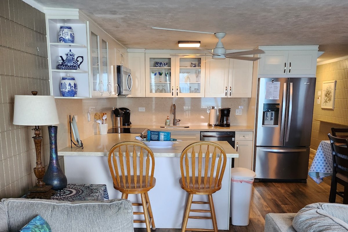 “Epic Ocean Views!” 3 bed 2 bath beachfront condo! gallery image 4