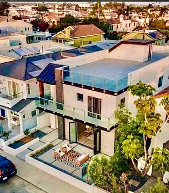 Luxury Modern Beach Retreat-block to beach/dining! gallery image 4