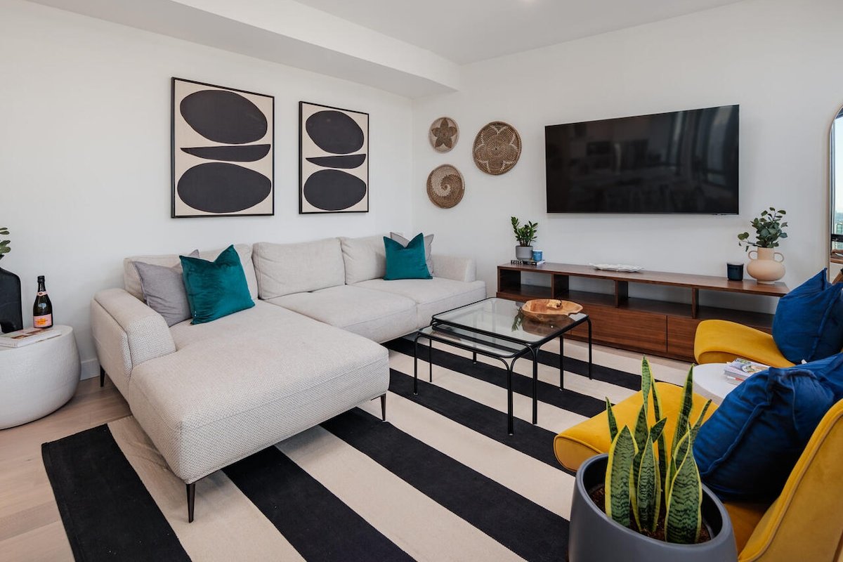 Stylish, Perfect Location Penthouse! AC & 3 BR! gallery image 3