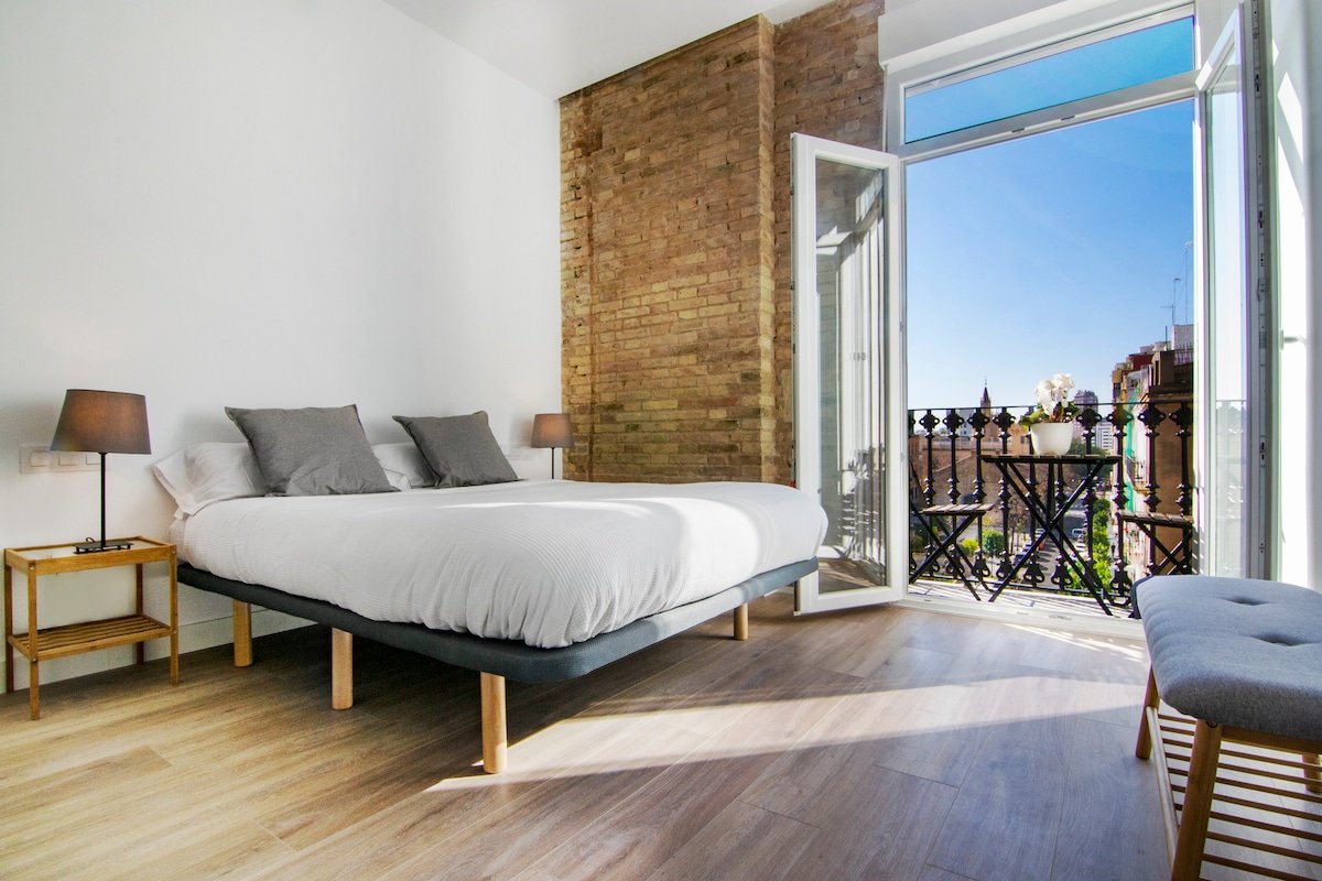 Modern apartment with balconies and good views. gallery image 2