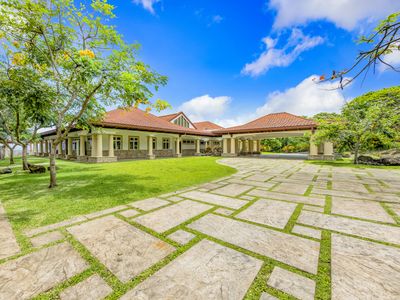 Luxury Kona Mansion: Infinity Pool & Epic Views