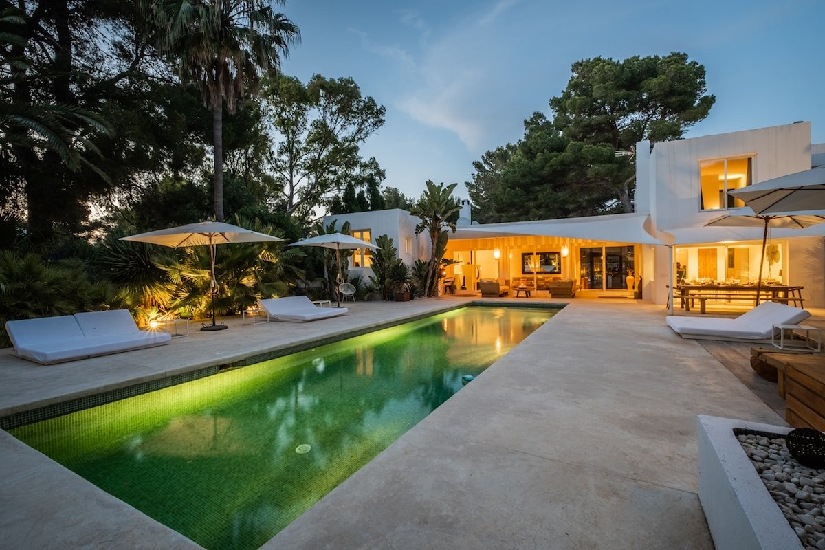 Tropical gardens- bbq- chill-out- pool- golf gallery image 3