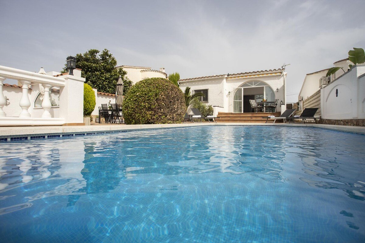 Ground floor canal house with pool and mooring gallery image 3