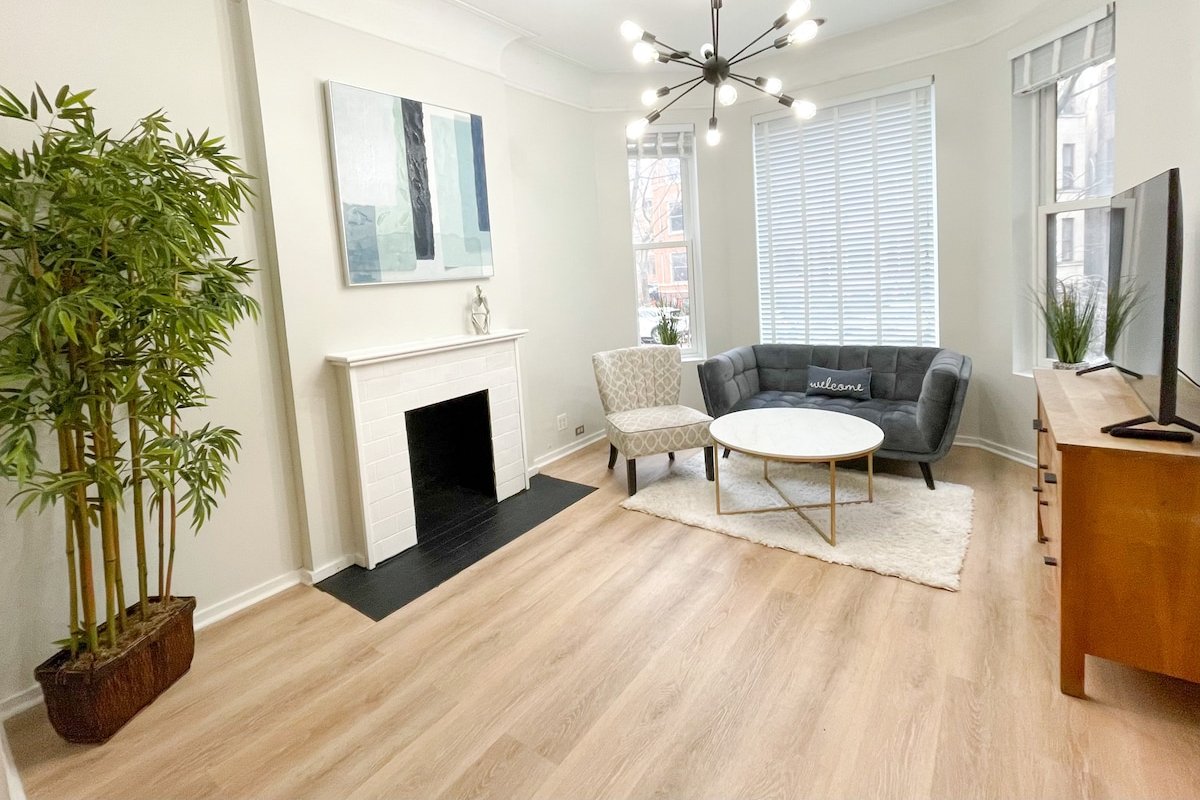 Wrigleyville Friends Unit gallery image 3