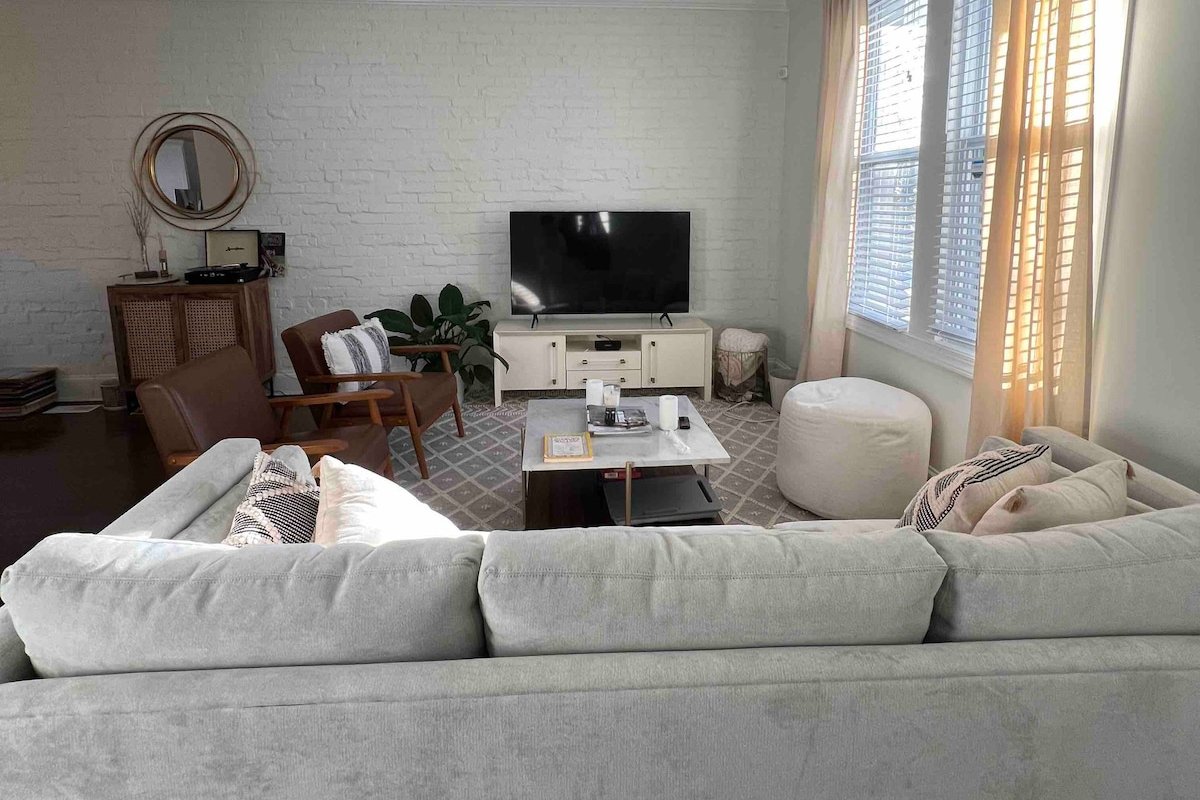 Modern, Luxury 3bd/2ba row home in Capitol Hill gallery image 4