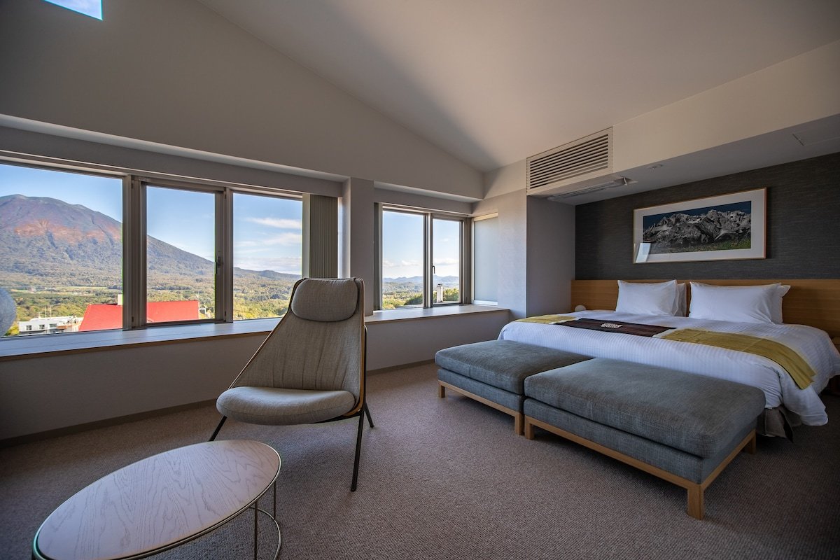 The Maples | Luxe Ski-in Ski-out 4BR Penthouse gallery image 4