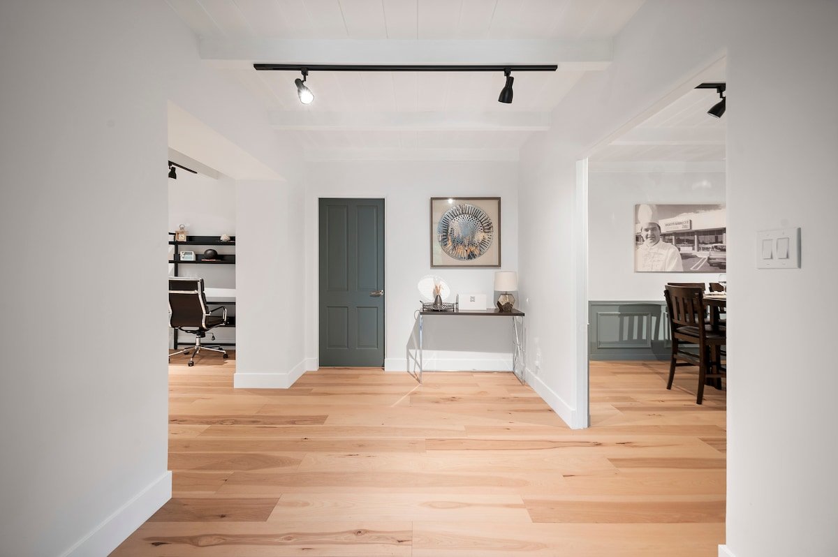 Chic 4BR Oasis in Studio City:Toluca Lake Adjacent gallery image 4