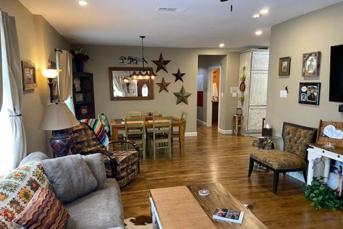 StockYards!-1.5 blk-TCU-Cowboy Cottage sleeps 9 gallery image 2