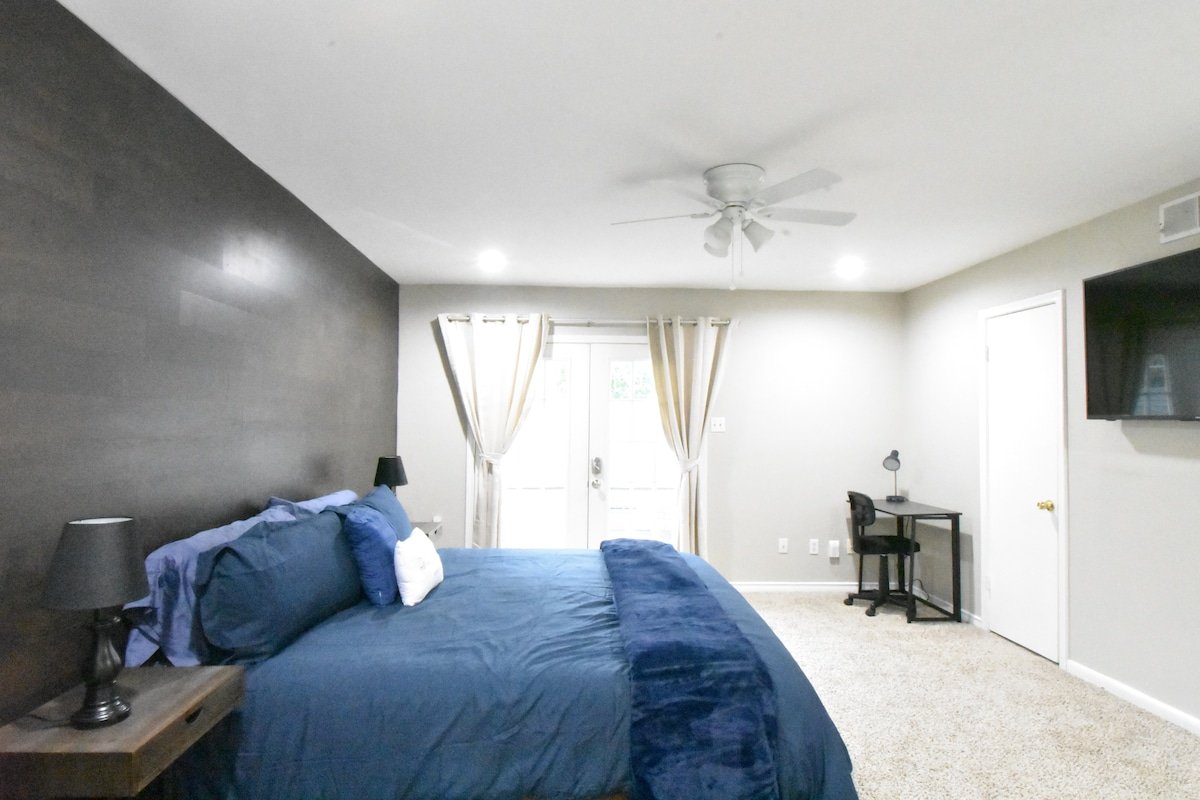 Full Duplex 6bed/4bath/4 car gar gallery image 3