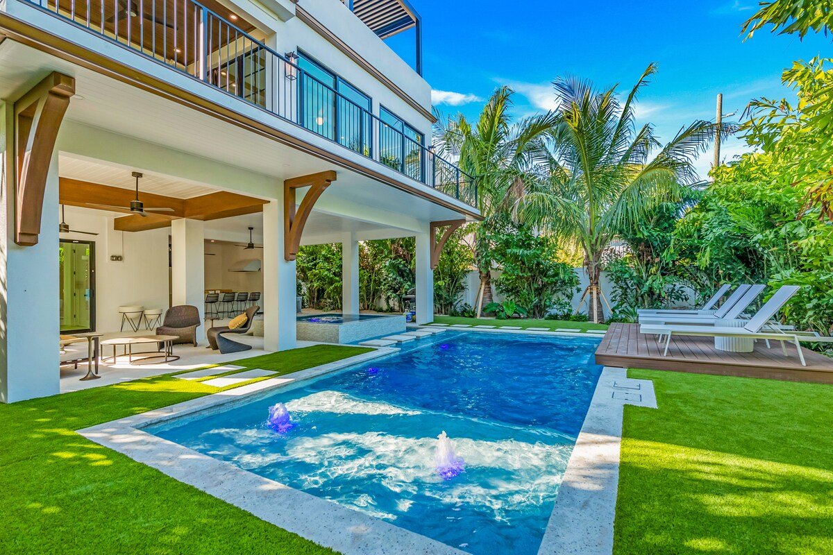 Pool, Rooftop Putting green, Golf cart, and Bikes!