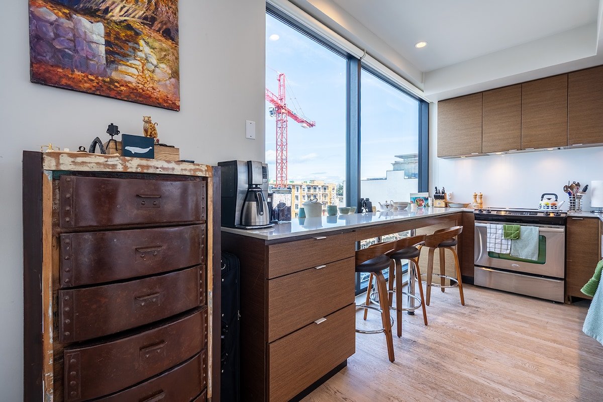 Luxurious, Light-Filled Loft in Historic Old Town gallery image 5