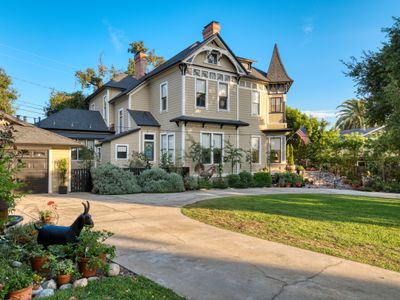 Spacious 5 Bed Victorian Estate *Pets Stay Free