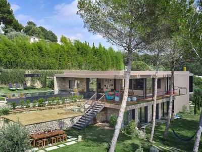 Superb 5-bedroom architect-designed villa