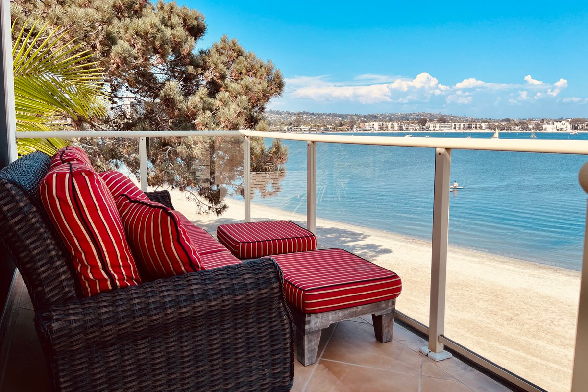 PRIME Waterfront Views, Parking, A/C, BBQ, Bikes!