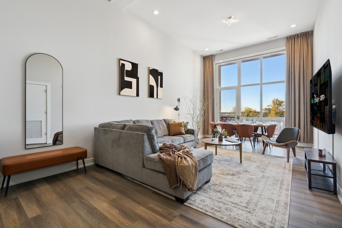 Penthouse•Skyline Views •10 min Downtown Sleeps 15 gallery image 2