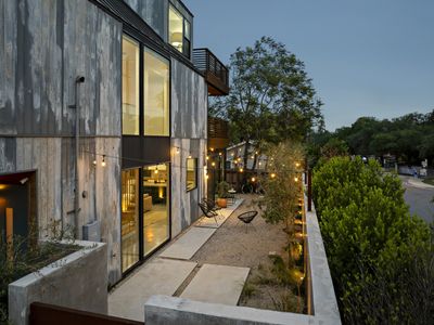 Rooftop Deck, DT City Views, Modern Eastside Oasis