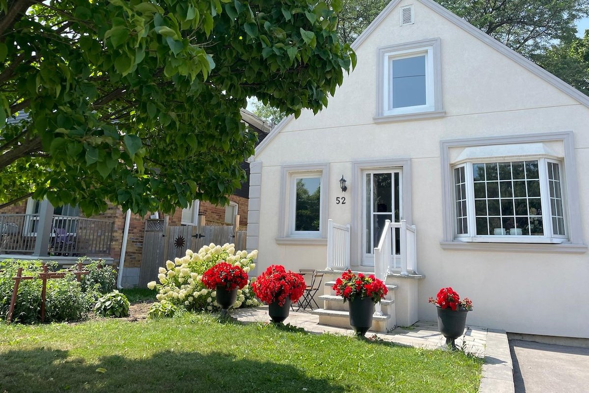 Cozy Home + Large backyard, 20mins from DT! gallery image 2