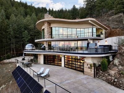 King of the mountain amazing views! Sleeps 12