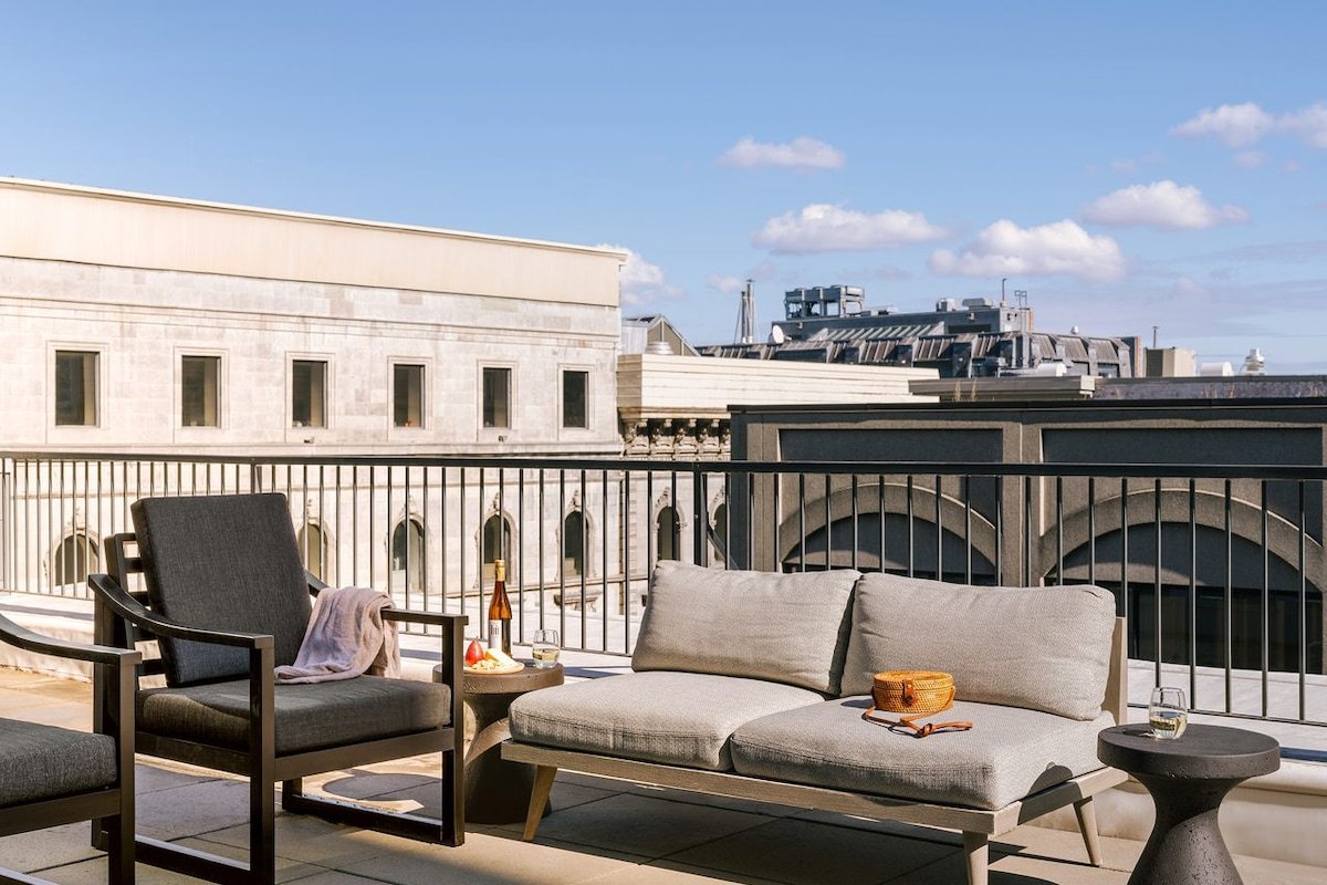 Sonder Penny Lane | 2BR w/ Two Balconies gallery image 4