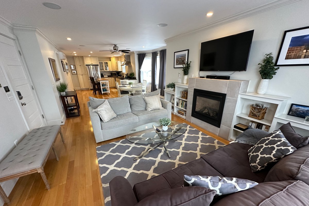 Bright and Open 2 Bed 1 Bath Apt. off Broadway