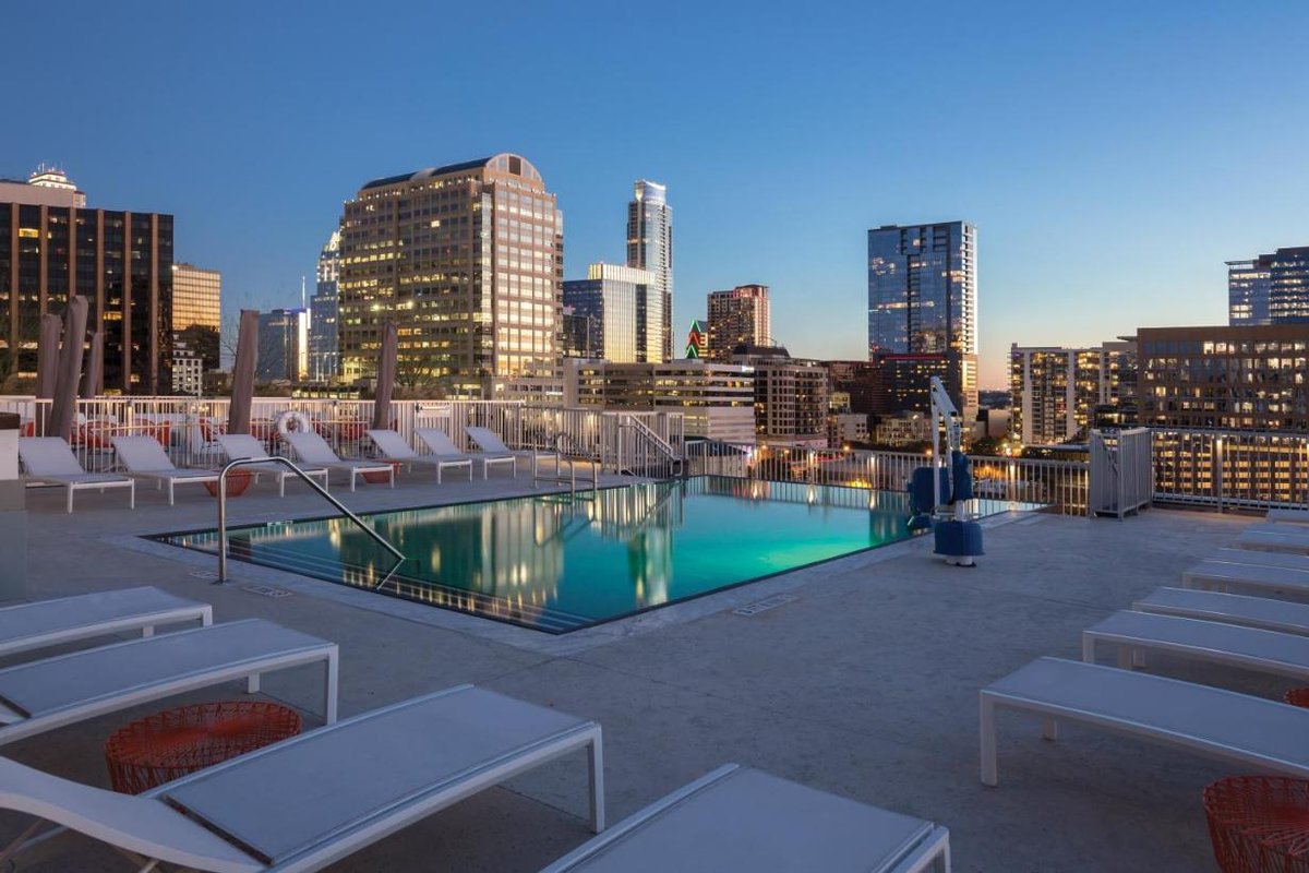 2BR Condo W/Rooftop pool for 6