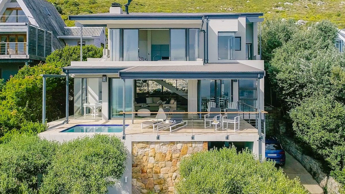 Ocean’s Horizon Villa | Epic Views, Pool & Hot Tub gallery image 3