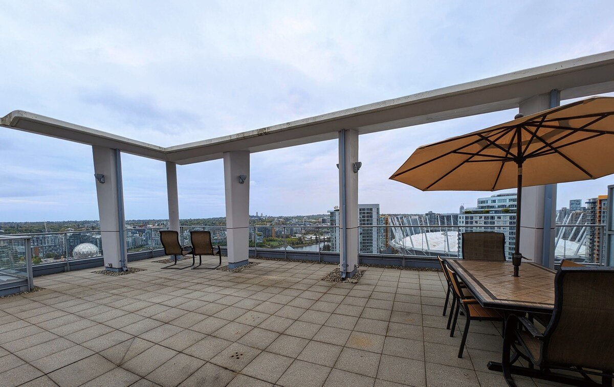 Penthouse View! Central Location! gallery image 5
