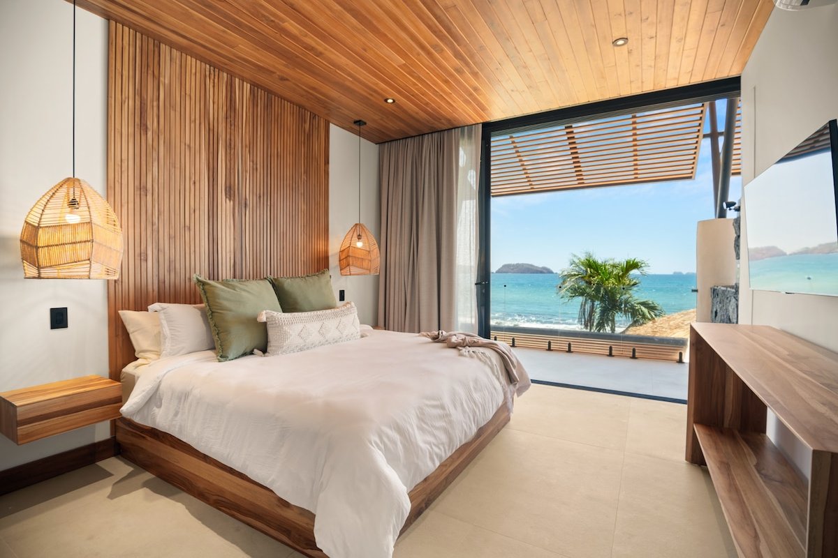Stunning 9BR/11 Bath Beachfront Villa gallery image 3