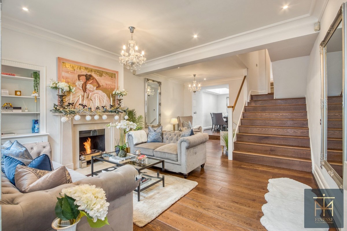 Elegant Knightsbridge Townhouse | 3BD 3BA | Patio gallery image 2