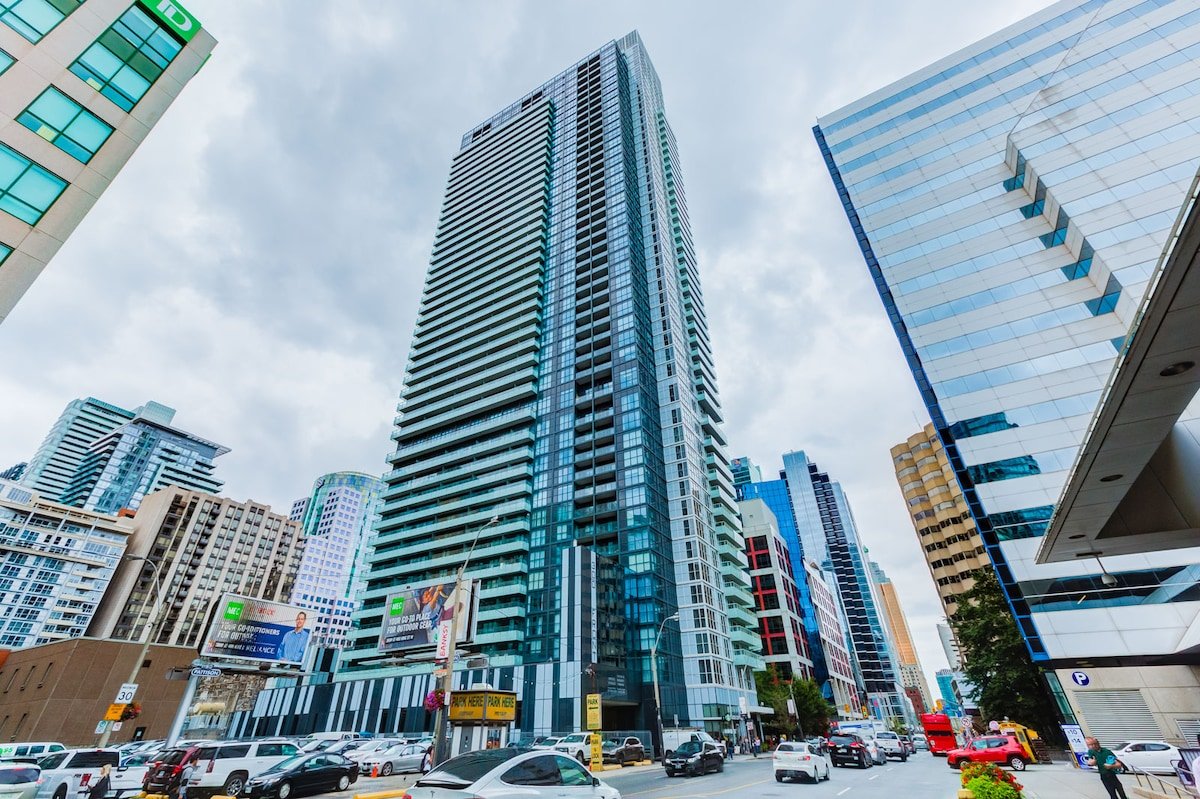 Chic Toronto Downtown Condo,CN Tower, MTCC, Rogers gallery image 4