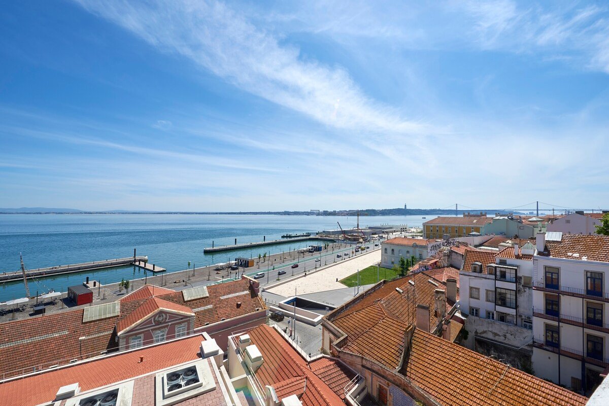 Amazing River View with balconies! 2br/2wc/AC/Lift gallery image 3