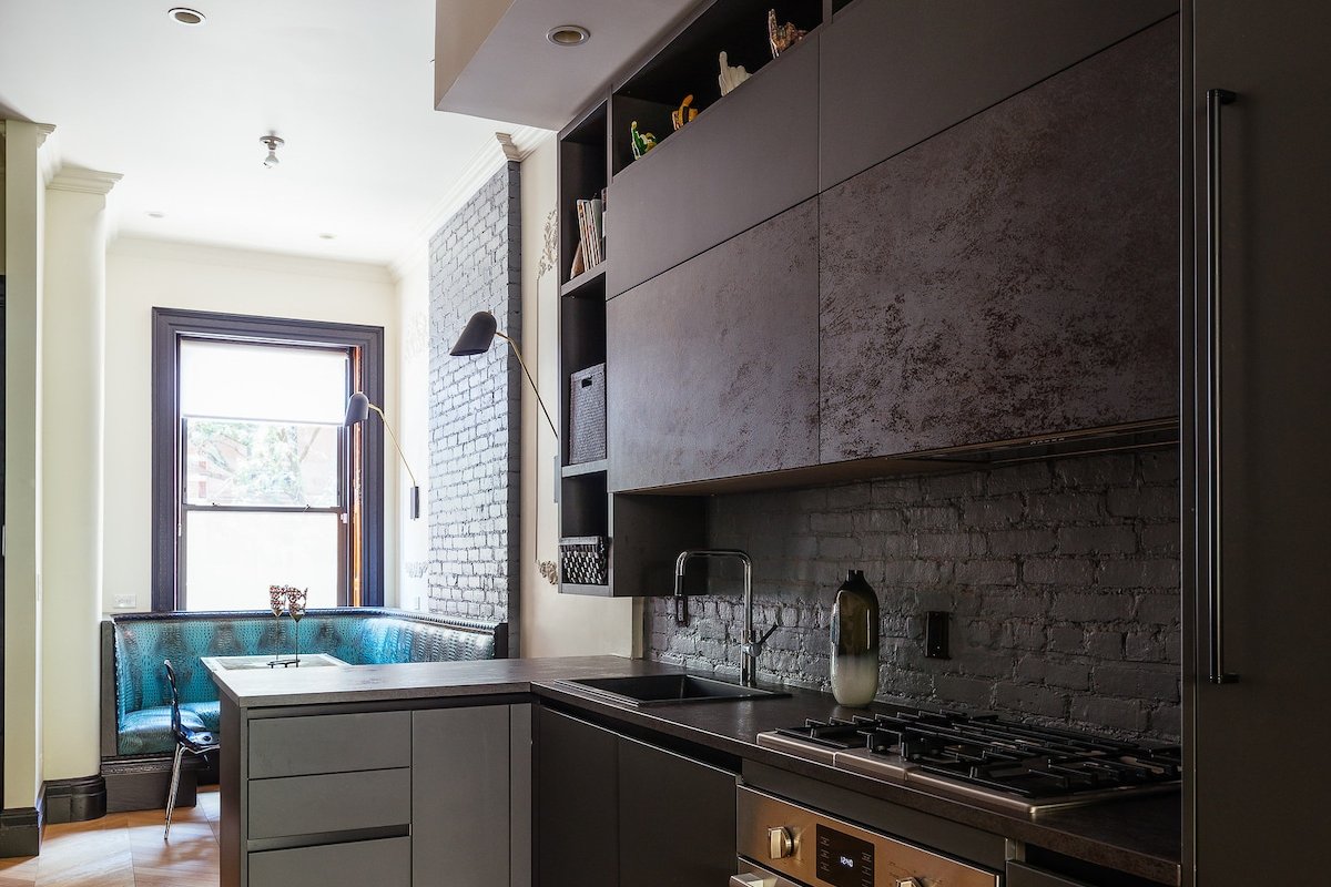 Stylish Townhouse with patio and backyard gallery image 4