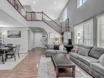 *King Suite* Spa* Fast Wi-Fi *6 miles to LV Strip*