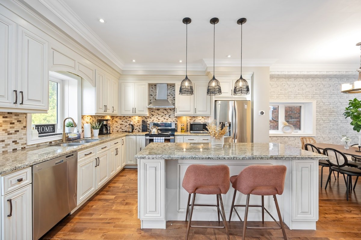 Luxury 5BR | 4 Bath | 10 Min to DT | Free Parking gallery image 2