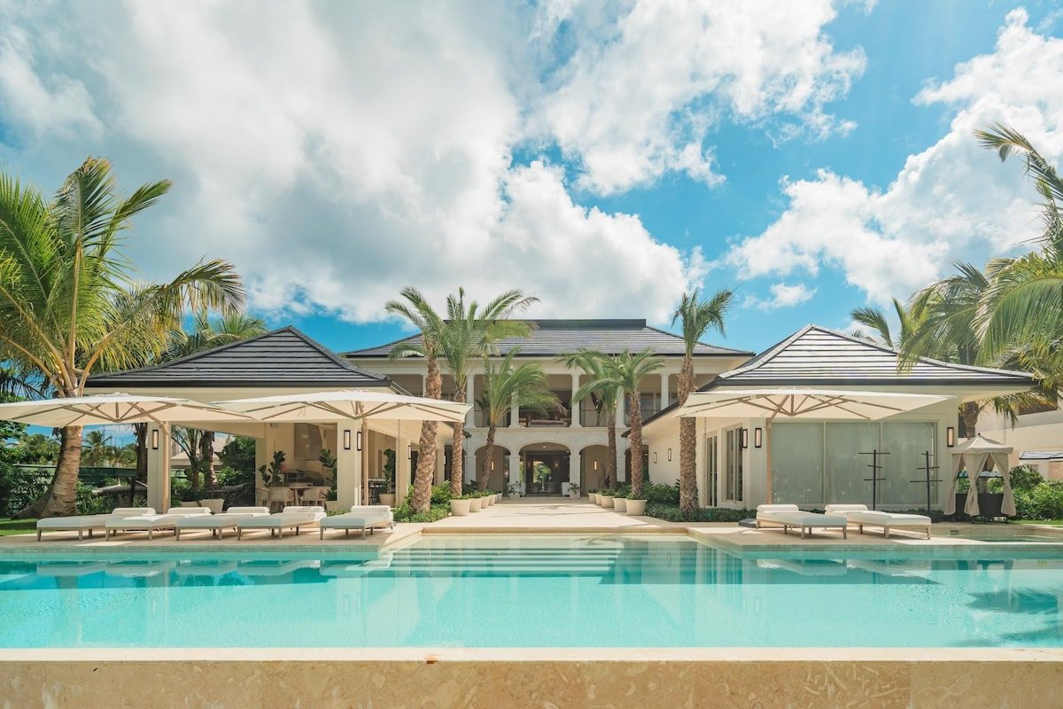 Walking distance to beach, heated pool, spa & gym