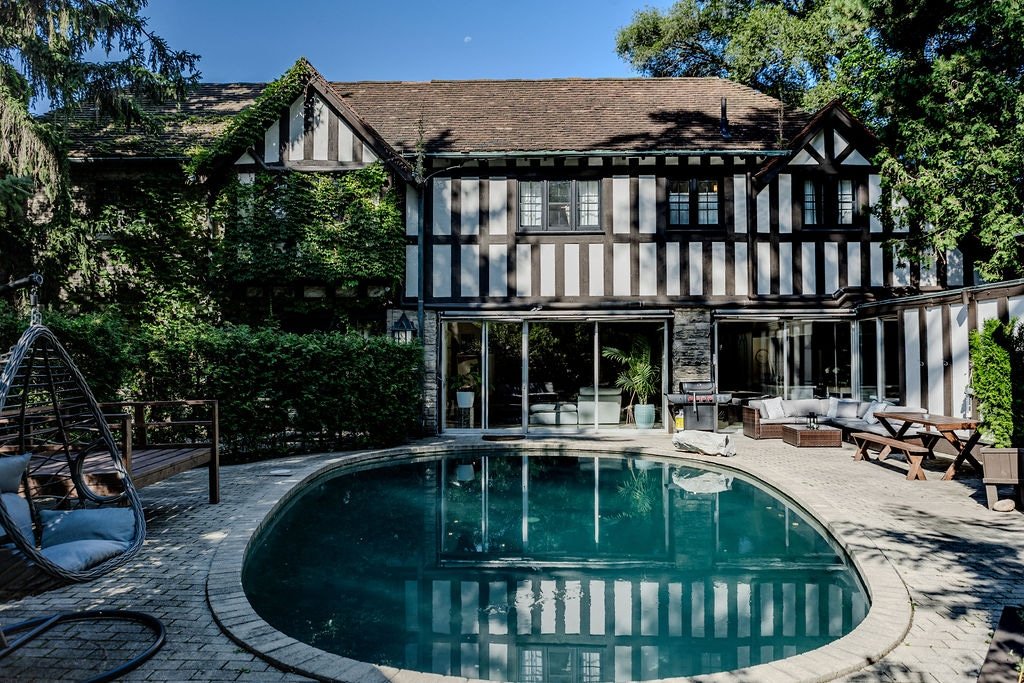 Stunning & Spacious Heritage Home in Bridal Path gallery image 3