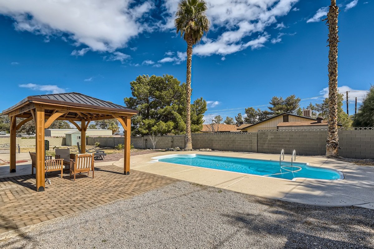 Gorgeous 6b/4b VILLA .5acre *POOL* 5 min to Strip gallery image 2